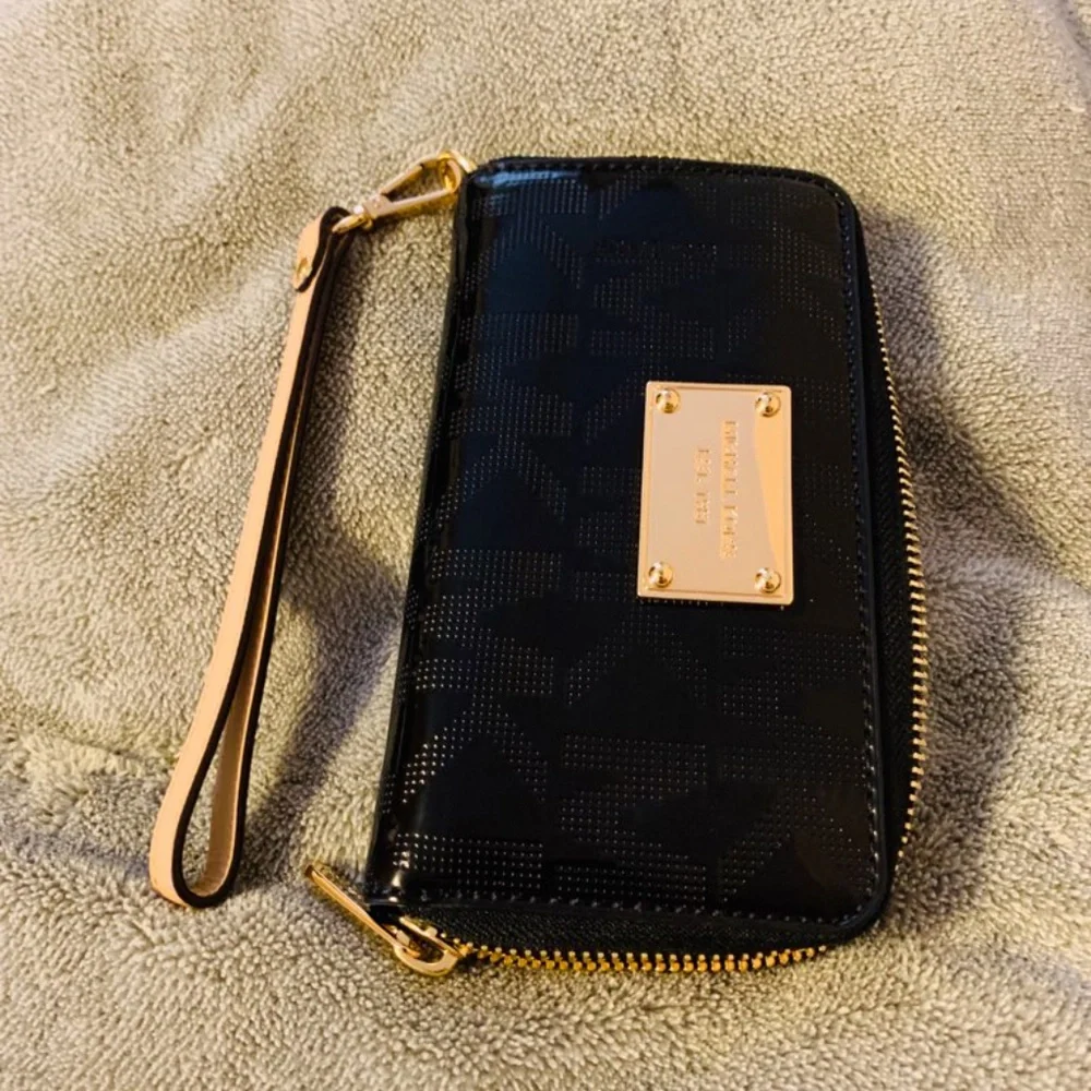 Micheal Kors wristlet - Picture 2 of 4